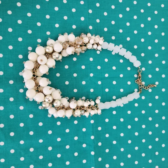 Vintage White and Gold Beaded Necklace - Picture 4 of 6
